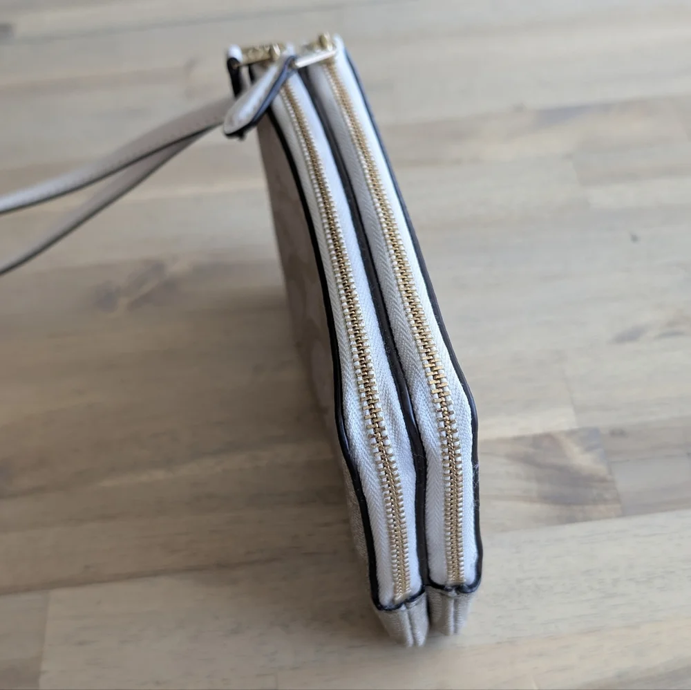 COACH Corner Zip‎ Wristlet